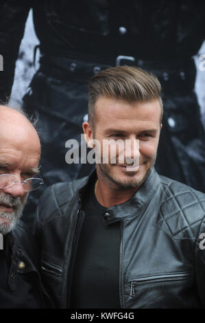 NEW YORK, NY - 09 settembre: Fotografo/ regista Peter Lindbergh e David Beckham sono considerati al di fuori della Belstaff Houseat Belstaff House il 9 settembre 2014 a New York City. Persone: David Beckham Foto Stock