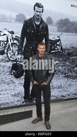 NEW YORK, NY - 09 settembre: Fotografo/ regista Peter Lindbergh e David Beckham sono considerati al di fuori della Belstaff Houseat Belstaff House il 9 settembre 2014 a New York City. Persone: Peter Lindbergh, David Beckham Foto Stock