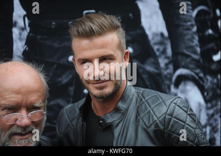 NEW YORK, NY - 09 settembre: Fotografo/ regista Peter Lindbergh e David Beckham sono considerati al di fuori della Belstaff Houseat Belstaff House il 9 settembre 2014 a New York City. Persone: Peter Lindbergh, David Beckham Foto Stock