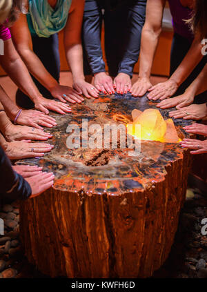 Cristallo sacro forza risanatrice monumento per lo yoga e la meditazione. verticale con molte le mani delle donne. Sedona in Arizona USA Foto Stock