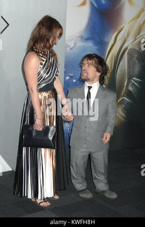 NEW YORK, NY - 10 Maggio: Erica Schmidt Peter Dinklage assiste la "X-Men: giorni di Futuro Passato' premiere mondiale a Jacob Javits Center il 10 maggio 2014 in New York City People: Erica Schmidt Peter Dinklage Foto Stock