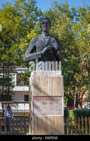 Statua di famosi del XIX secolo compositore rumeno Ciprian Porumbescu, Brasov, una città in Transilvania centrale regione della Romania Foto Stock