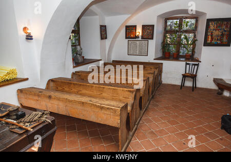 Corsi in aula e panca in legno posti nella prima scuola rumena Museum, quartiere Schei, Brasov, una città in Transilvania centrale regione della Romania Foto Stock