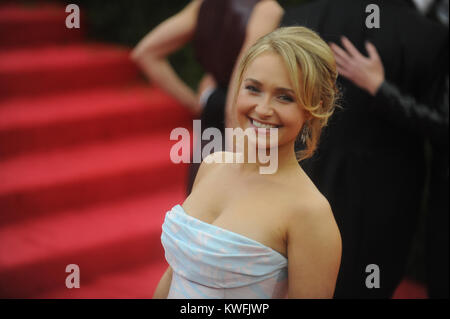 NEW YORK, NY - 05 Maggio: Hayden Panettiere assiste il 'Charles James: oltre la moda' Costume Institute Gala al Metropolitan Museum of Art il 5 di Maggio di 2014 in New York City. Persone: Hayden Panettiere Foto Stock