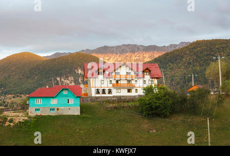 Pensione Villa Hermani, Magura, alle pendici delle montagne dei Carpazi, Piatra Craiului National Park, Transilvania, Romania, Europa orientale Foto Stock