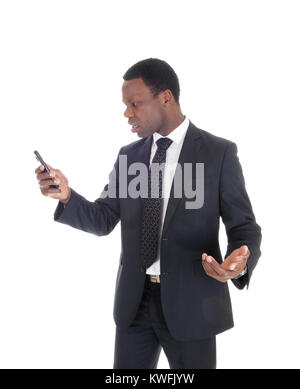 Un alto americano africano buisessman guardando il suo telefono cellulare in incredulità e si è arrabbiato, isolato per sfondo bianco Foto Stock