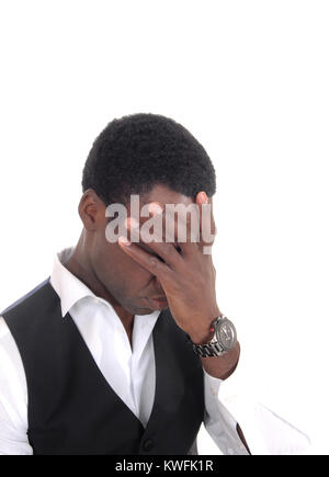 Un giovane americano africano ma in un giubbotto con la sua mano sul suo volto è frustrato circa la sua situazione, isolato per sfondo bianco Foto Stock