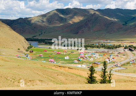 Il mongolo paesaggio di campagna con piccole colorate, campagna insediamento nella valle al di fuori della capitale Ulaanbaatar, in Mongolia Foto Stock