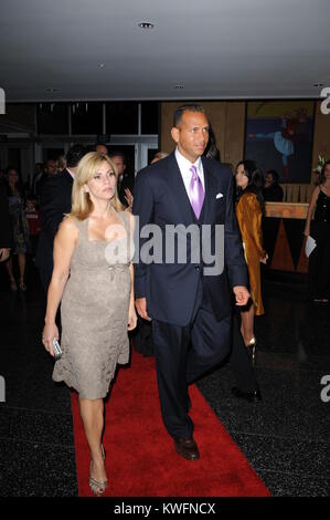 MIAMI BEACH - Gennaio 19, 2008: Alex Rodriguez e la moglie incinta di Cynthia Rodriguez arriva al Ritz Carlton South Beach per assistere al 2008 tutte le Star Gala e parte a vantaggio della famiglia AROD Foundation e Bay Point Scuole on gennaio 19, 2008 a Miami Beach, in Florida. Persone: Alex Rodriguez; Cynthia Rodriguez Foto Stock