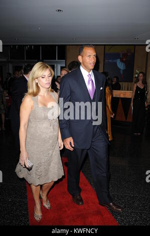 MIAMI BEACH - Gennaio 19, 2008: Alex Rodriguez e la moglie incinta di Cynthia Rodriguez arriva al Ritz Carlton South Beach per assistere al 2008 tutte le Star Gala e parte a vantaggio della famiglia AROD Foundation e Bay Point Scuole on gennaio 19, 2008 a Miami Beach, in Florida. Persone: Alex Rodriguez; Cynthia Rodriguez Foto Stock