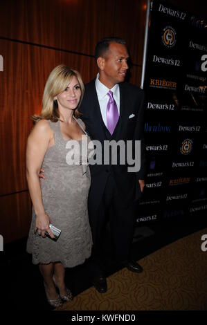 MIAMI BEACH - Gennaio 19, 2008: Alex Rodriguez e la moglie incinta di Cynthia Rodriguez arriva al Ritz Carlton South Beach per assistere al 2008 tutte le Star Gala e parte a vantaggio della famiglia AROD Foundation e Bay Point Scuole on gennaio 19, 2008 a Miami Beach, in Florida. Persone: Alex Rodriguez; Cynthia Rodriguez Foto Stock