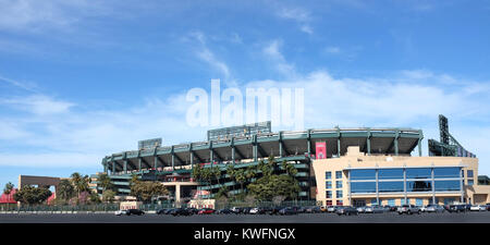 ANAHEIM, CA - 11 febbraio 2015: Angel Stadium di Anaheim campo destro ingresso. Angel Stadium di Anaheim è il Major League Baseball (MLB) home home Foto Stock