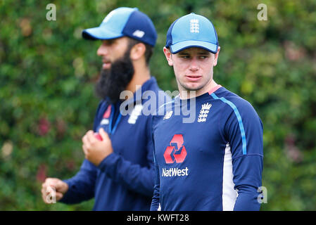 L'Inghilterra del Mason gru e Moeen Ali durante una sessione di reti a Sydney Cricket Ground. Foto Stock