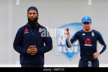 L'Inghilterra del Mason gru e Moeen Ali durante una sessione di reti a Sydney Cricket Ground. Foto Stock