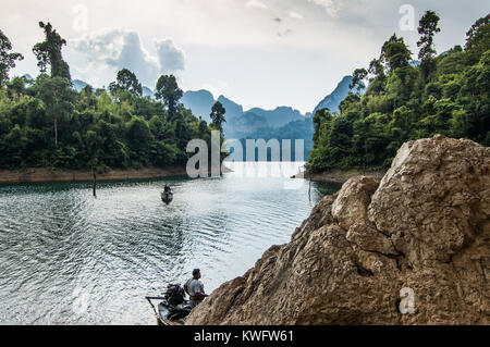 Khao Sok National Park, Tailandia - 19 Aprile 2014: piccoli battellieri attendere per i turisti al di fuori grotta sul Cheow Lan Lago in Khao Sok National Park, Surat Thani Foto Stock
