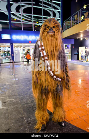 Cosplayer, ventola del filmato che posano per una foto indossando un Chewbecca costume di Star Wars ultimi Jedi movie apertura notturna, London, Ontario, Canada. Foto Stock