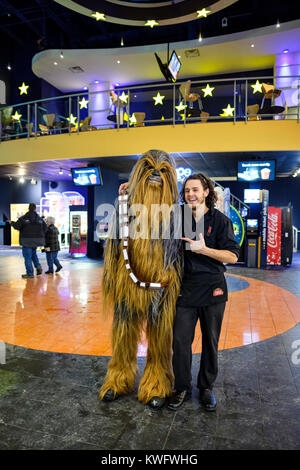 Cosplayer, ventola del filmato che posano per una foto indossando un Chewbecca costume di Star Wars ultimi Jedi movie apertura notturna, London, Ontario, Canada. Foto Stock