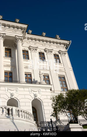 Frammento di un bellissimo edificio con colonne a basso angolo di visione Foto Stock