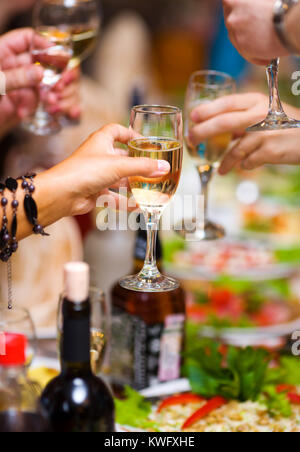 Evento di festa la gente acclamava ogni altra con champagne e vino Foto Stock