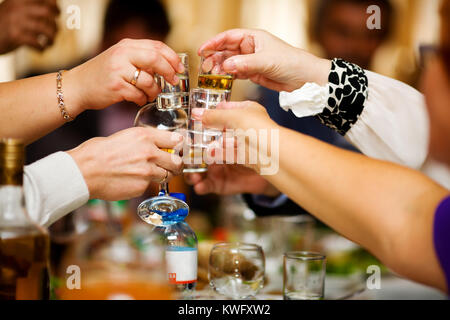 Evento di festa la gente acclamava ogni altra con champagne e vino Foto Stock