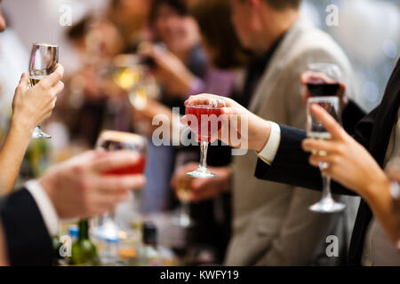 Evento di festa la gente acclamava ogni altra con champagne e vino Foto Stock