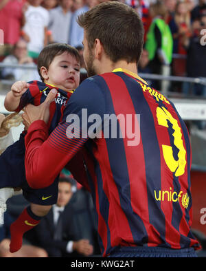 Barcellona, Spagna - 14 settembre: Gerard Pique del FC Barcelona scherzi con suo figlio Milano e sua moglie Shakira prima della La Liga match tra FC Barcelona e Sevilla FC al Camp Nou il 14 settembre 2013 a Barcellona, Spagna. Persone: Shakira Milano Pique GERARD PIQUE Foto Stock