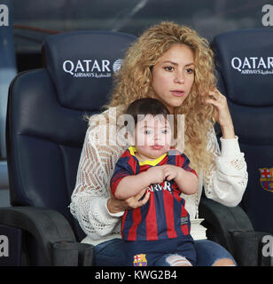 Barcellona, Spagna - 14 settembre: Gerard Pique del FC Barcelona scherzi con suo figlio Milano e sua moglie Shakira prima della La Liga match tra FC Barcelona e Sevilla FC al Camp Nou il 14 settembre 2013 a Barcellona, Spagna. Persone: Shakira Milano Pique GERARD PIQUE Foto Stock