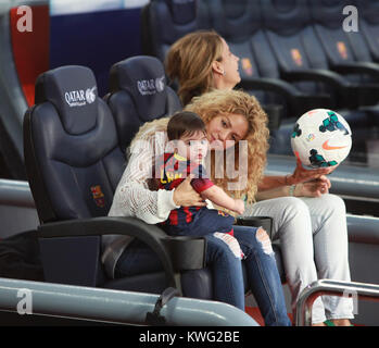 Barcellona, Spagna - 14 settembre: Gerard Pique del FC Barcelona scherzi con suo figlio Milano e sua moglie Shakira prima della La Liga match tra FC Barcelona e Sevilla FC al Camp Nou il 14 settembre 2013 a Barcellona, Spagna. Persone: Shakira Milano Pique GERARD PIQUE Foto Stock