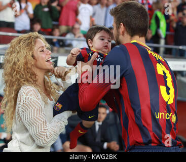 Barcellona, Spagna - 14 settembre: Gerard Pique del FC Barcelona scherzi con suo figlio Milano e sua moglie Shakira prima della La Liga match tra FC Barcelona e Sevilla FC al Camp Nou il 14 settembre 2013 a Barcellona, Spagna. Persone: Shakira Milano Pique GERARD PIQUE Foto Stock