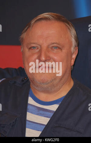 Quiz show "Wer Weiss denn sowas XXL' allo Studio Hamburg. Dotato di: Axel Prahl, Jan Josef Liefers, Elyas M Barek, Juergen Vogel, Vanessa Mai und Anna Loos dove: Amburgo, Germania Quando: 02 Dic 2017 Credit: Becher/WENN.com Foto Stock