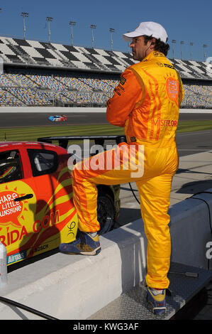 DAYTONA BEACH FL - gennaio 06: Gray's Anatomy attore Patrick 'McDreamy' Dempsey sta cominciando a mostrare la sua età un po' come si è visto con una striscia grigia nella sua testa. Patrick Galen Dempsey (nato il 13 gennaio 1966) è un attore americano, conosciuto per il suo ruolo come neurochirurgo Dottor Derek Shepherd ('McDreamy') sul dramma medico Gray's Anatomy. Dempsey è avvistata durante il test per la Rolex Sports Car Series Rolex 24 a Daytona International Speedway su Gennaio 6, 2012 a Daytona Beach, Florida Persone: Patrick Dempsey Foto Stock