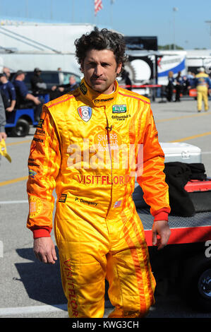 DAYTONA BEACH FL - gennaio 06: Gray's Anatomy attore Patrick 'McDreamy' Dempsey sta cominciando a mostrare la sua età un po' come si è visto con una striscia grigia nella sua testa. Patrick Galen Dempsey (nato il 13 gennaio 1966) è un attore americano, conosciuto per il suo ruolo come neurochirurgo Dottor Derek Shepherd ('McDreamy') sul dramma medico Gray's Anatomy. Dempsey è avvistata durante il test per la Rolex Sports Car Series Rolex 24 a Daytona International Speedway su Gennaio 6, 2012 a Daytona Beach, Florida Persone: Patrick Dempsey Foto Stock