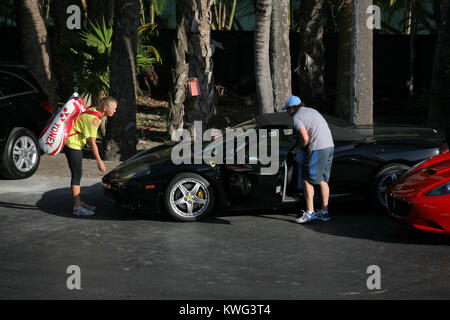 KEY BISCAYNE, FL - MARZO 23: Victoria Azarenka nella sua Ferrari si arresta per chattare con Caroline WOZNIACKI e Wozniacki è di nuovo n. 1 giocatore di golf, fidanzato Rory McIlroy. Dopo la loro chat Caroline e Rory ha ottenuto nel proprio Ferrari e a sinistra lo stadio il giorno 5 del Sony Ericsson Open a Crandon Park Tennis Center su Marzo 23, 2012 in Key Biscayne, Florida Persone: Caroline WOZNIACKI Rory McIlroy Foto Stock