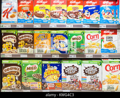 KUALA LUMPUR, Malesia - 22 dicembre 2017: scatole di cereali per la prima colazione, da Nestlé e Kellogg's marchi, sono visualizzate in uno scaffale di supermercato in Foto Stock