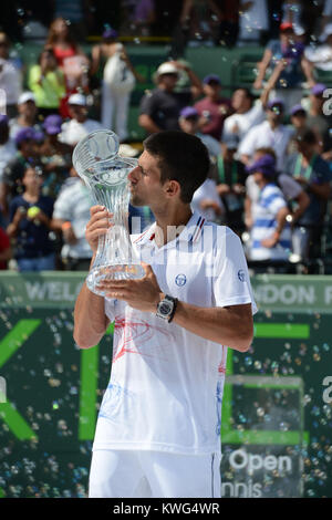 KEY BISCAYNE, FL - 01 aprile: Novak Djokovic di Serbia sconfigge Andy Murray di Gran Bretagna in uomini singoli finale del giorno 14 del Sony Ericsson Open a Crandon Park Tennis Center su Aprile 1, 2012 in Key Biscayne, Florida. Persone: Novak Djokovic Foto Stock