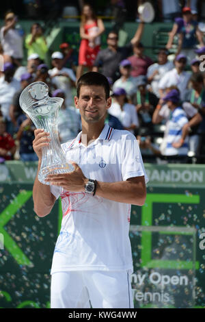 KEY BISCAYNE, FL - 01 aprile: Novak Djokovic di Serbia sconfigge Andy Murray di Gran Bretagna in uomini singoli finale del giorno 14 del Sony Ericsson Open a Crandon Park Tennis Center su Aprile 1, 2012 in Key Biscayne, Florida. Persone: Novak Djokovic Foto Stock