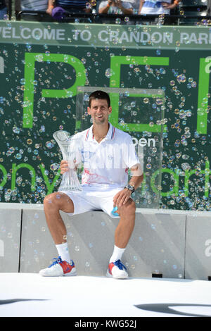 KEY BISCAYNE, FL - 01 aprile: Novak Djokovic di Serbia sconfigge Andy Murray di Gran Bretagna in uomini singoli finale del giorno 14 del Sony Ericsson Open a Crandon Park Tennis Center su Aprile 1, 2012 in Key Biscayne, Florida. Persone: Novak Djokovic Foto Stock