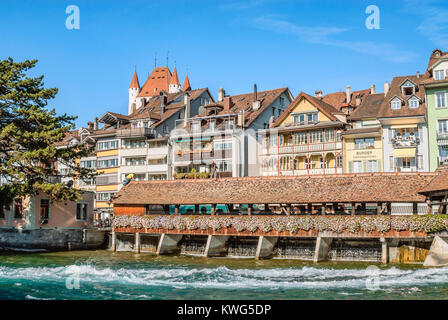 Lower Embankment sul fiume Aare nel centro storico di Thun, Canton, Berna, Svizzera Foto Stock