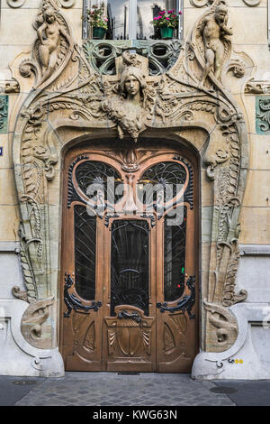 Francia, Parigi, l'Art Nouveau porta con un fallo rappresentato Foto Stock