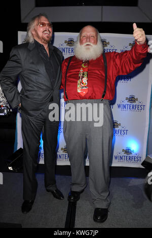 HOLLYWOOD, FL - Dicembre 09: Barry Gibb dei Bee Gees assiste il Seminole Hard Rock Winterfest sfilata di barche 2011 Grand Marshal ricevimento al Seminole Hard Rock Hotel il 9 dicembre 2011 in Hollywood Florida. Persone: Barry Gibb Foto Stock