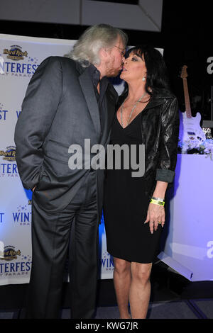 HOLLYWOOD, FL - Dicembre 09: Barry Gibb dei Bee Gees assiste il Seminole Hard Rock Winterfest sfilata di barche 2011 Grand Marshal ricevimento al Seminole Hard Rock Hotel il 9 dicembre 2011 in Hollywood Florida. Persone: Barry Gibb Foto Stock