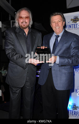 HOLLYWOOD, FL - Dicembre 09: Barry Gibb dei Bee Gees assiste il Seminole Hard Rock Winterfest sfilata di barche 2011 Grand Marshal ricevimento al Seminole Hard Rock Hotel il 9 dicembre 2011 in Hollywood Florida. Persone: Barry Gibb Foto Stock