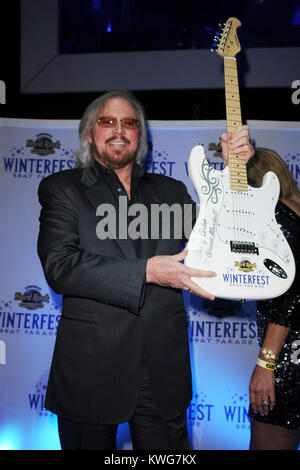 HOLLYWOOD, FL - Dicembre 09: Barry Gibb dei Bee Gees assiste il Seminole Hard Rock Winterfest sfilata di barche 2011 Grand Marshal ricevimento al Seminole Hard Rock Hotel il 9 dicembre 2011 in Hollywood Florida. Persone: Barry Gibb Foto Stock