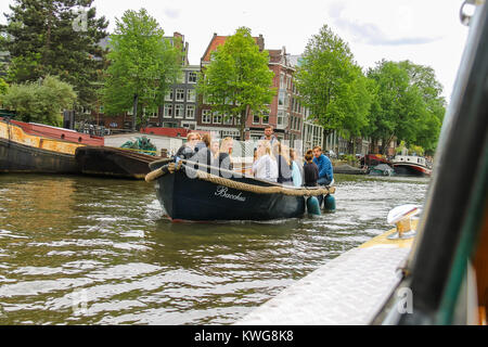 Amsterdam, Paesi Bassi - 20 Giugno 2015: la gente in barca a un tour dei canali di Amsterdam Foto Stock