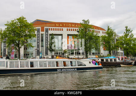 Amsterdam, Paesi Bassi - 20 Giugno 2015: Embankment e le navi da vicino il Palazzo Nazionale di opera e balletto in Amsterdam Foto Stock