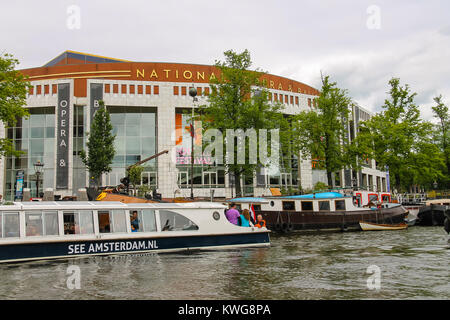 Amsterdam, Paesi Bassi - 20 Giugno 2015: Embankment e le navi da vicino il Palazzo Nazionale di opera e balletto in Amsterdam Foto Stock