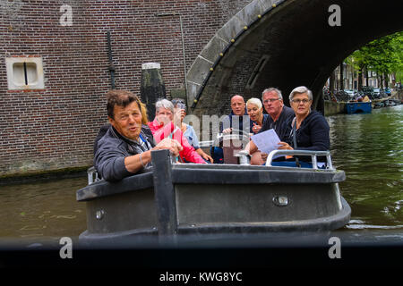 Amsterdam, Paesi Bassi - 20 Giugno 2015: la gente in barca a un tour dei canali di Amsterdam Foto Stock