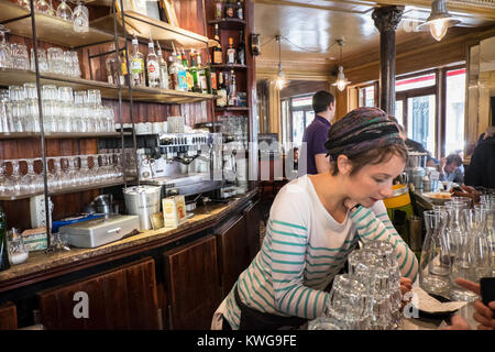 Francia, Parigi, giovane donna dietro il bar nel Bar La Marine Foto Stock