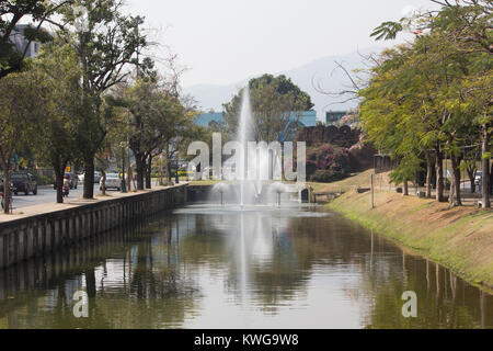 CHIANG MAI, Thailandia - gennaio 29 2014: Chiang Mai fossato. Posizione intorno della città vecchia di Chiang Mai. Foto Stock