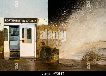 St Ives, Cornwall, Regno Unito. 3 gennaio, 2018. Onde giganti dalla tempesta Eleanor hit St Ives e abbattere le due serie di porte a diluvio una galleria d'arte sul fronte porto/ Credito: Mike Newman/Alamy Live News Foto Stock